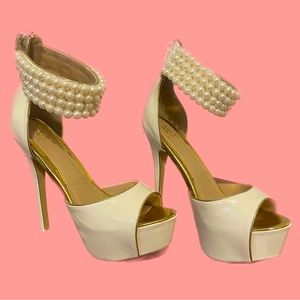 Scene
Size: 9
White platform heels with pearl ankle straps and gold seams 
6”